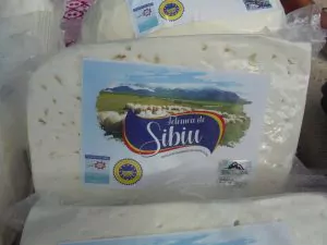 Numai zece oieri sibieni au dreptul să comercializeze ”Telemea de Sibiu”; ei nu întrunesc însă condițiile legale necesare pentru a face export