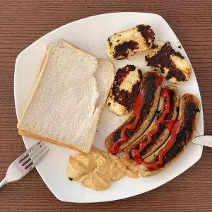 În lipsa micilor din România, un fost jurnalist stabilit în Marea Britanie a improvizat de 1 Mai un meniu cu bratwurst și brânză halloumi