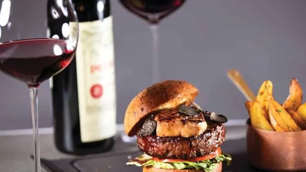 Cel mai scump hamburger din lume costă 5.000 de dolari și este preparat în Las Vegas de un bucătar francez