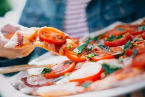 17 ianuarie, Ziua Internațională a Pizzei: americanii consumă mai multă pizza decât italienii; în plină pandemie, pizzeriile planetei supraviețuiesc prin livrare la domiciliu