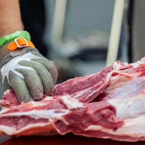 Competiția măcelarilor la Bucharest Food Expo: cine tranșează și prepară mai bine o carcasă de porc, una de oaie, un sfert de carcasă de vită și șase pui grill, în trei ore
