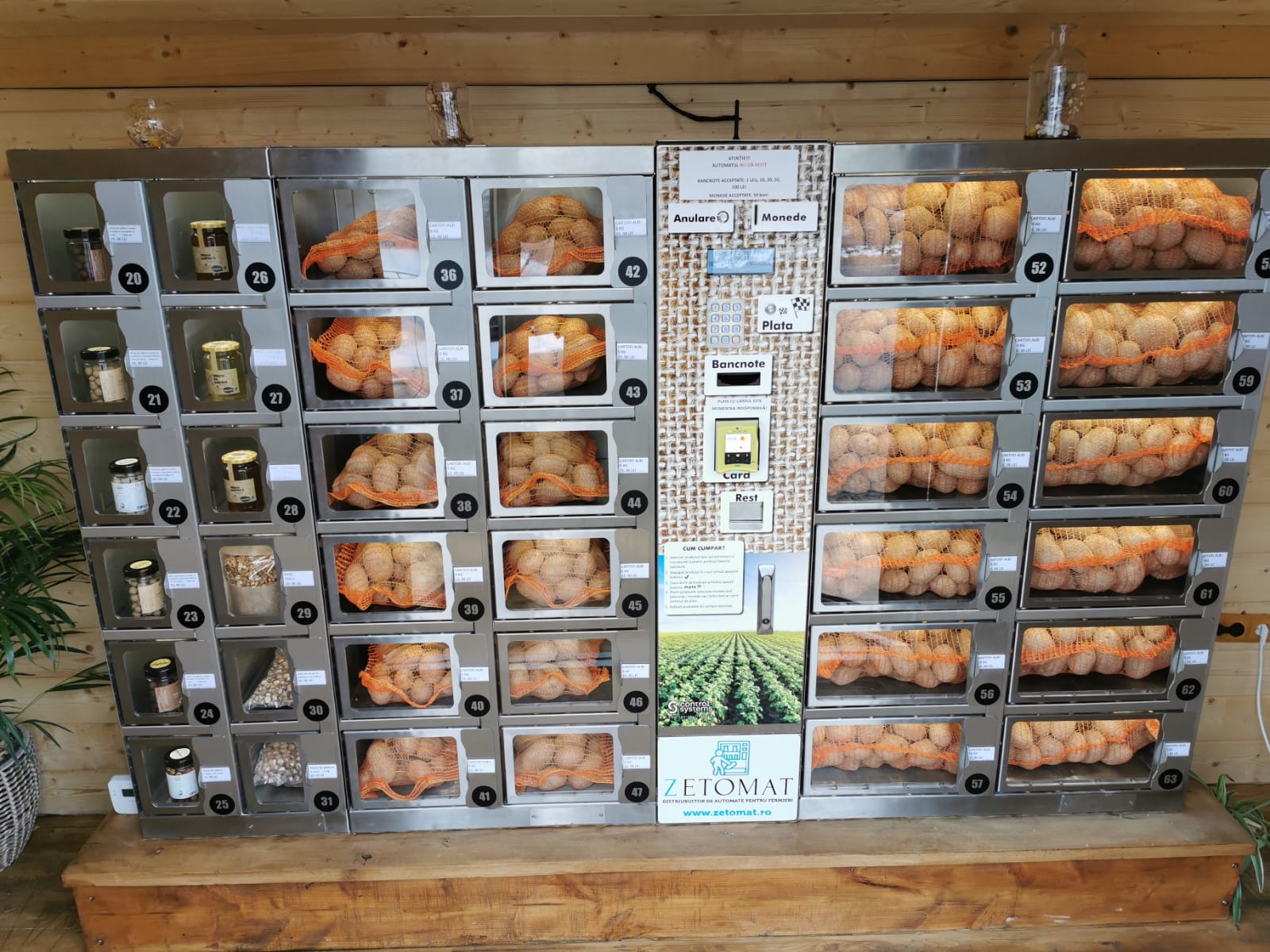 Un fermier din Bihor a deschis primul automat din România pentru vânzarea cartofilor