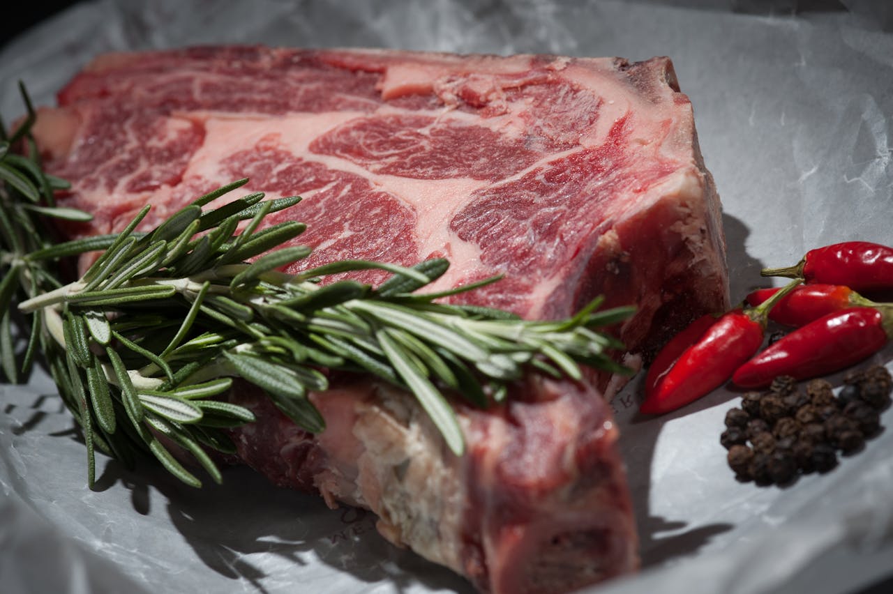 Consumul excesiv de carne crește riscul de cancer