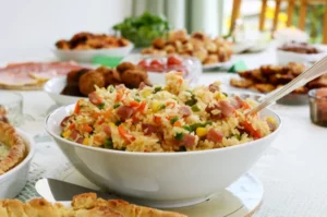 salata de orez cu ton și legumeume orez rece rețetă italiană de vară salată de orez în stil mediteranean salată de orez cu ton și legume