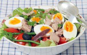salata Nisa, salade nicoise, salata de vara cu ton si oua, salata fara carbohidrati, reteta simpla si rapida, reteta de vara, salata de vara cu hamsii