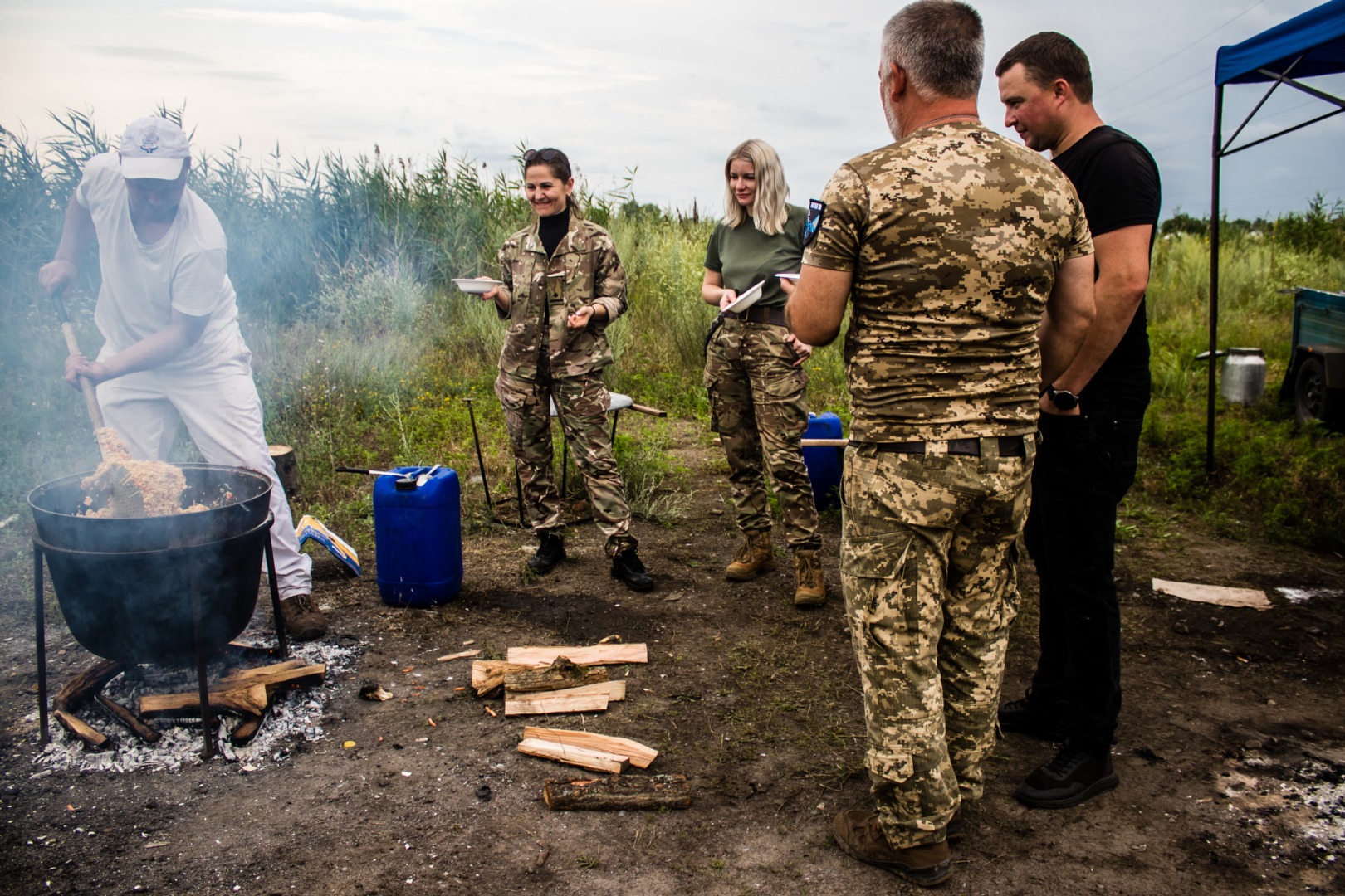 soldati, ucraina, mancare, fast food