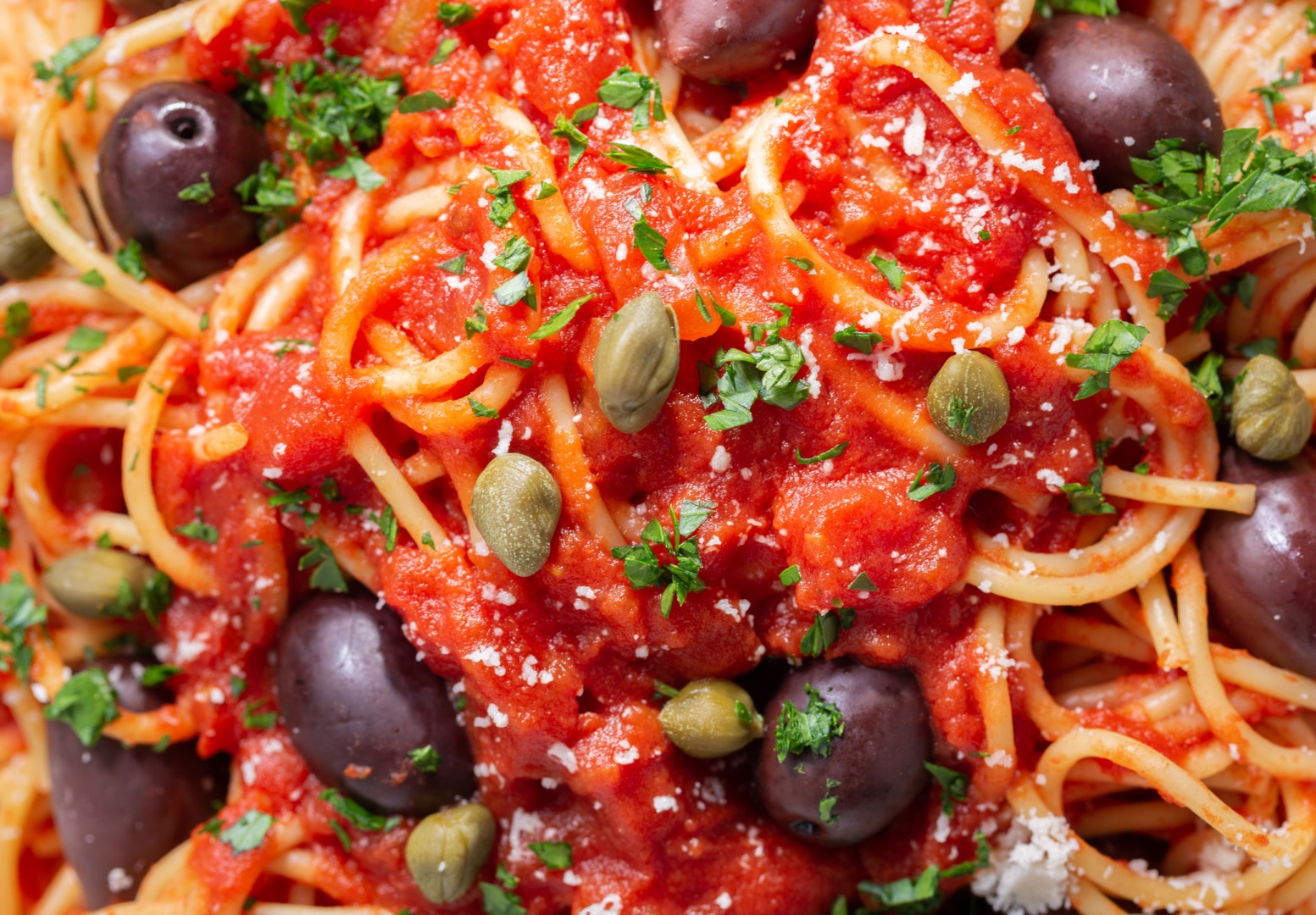 reteta de paste reteta reteta italiana spaghetti alla puttanesca sos de rosii cu masline si capere hamsii anșoa rețetă mediteraneana reteta rapida