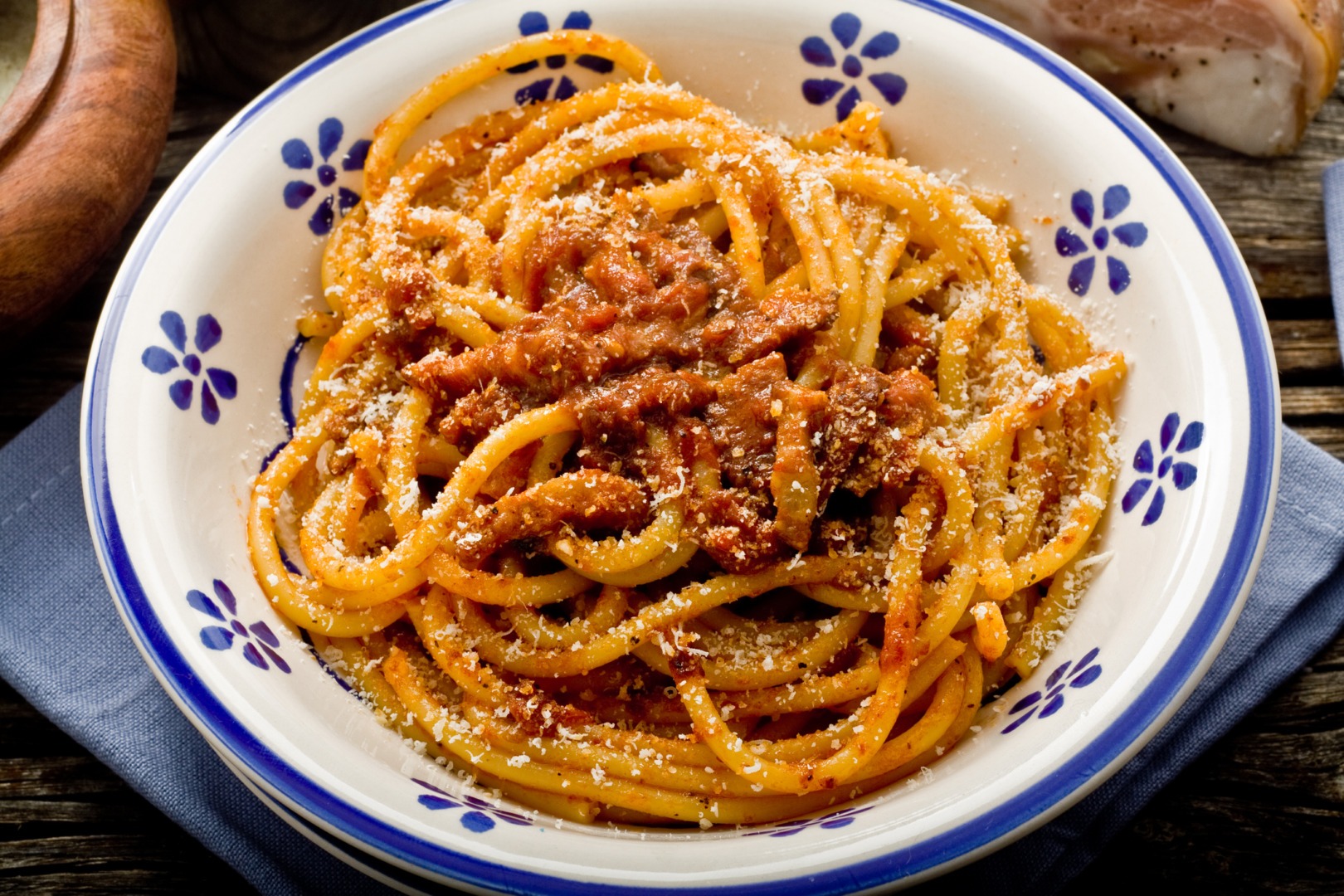 paste all'amatriciana, sos amatriciana, reteta de paste, paste italiene, guanciale, pastele de vineri seara, sos de rosii