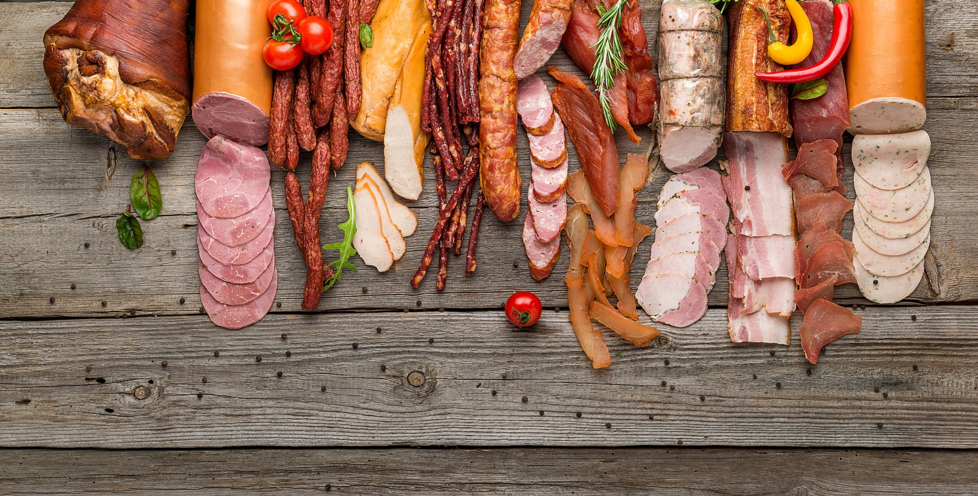 Preparatele din carne procesată trebuie evitate la cină