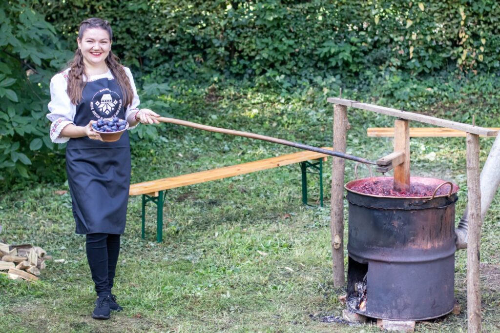 Muzeografa Gabriela Filip prepară magiun de prune