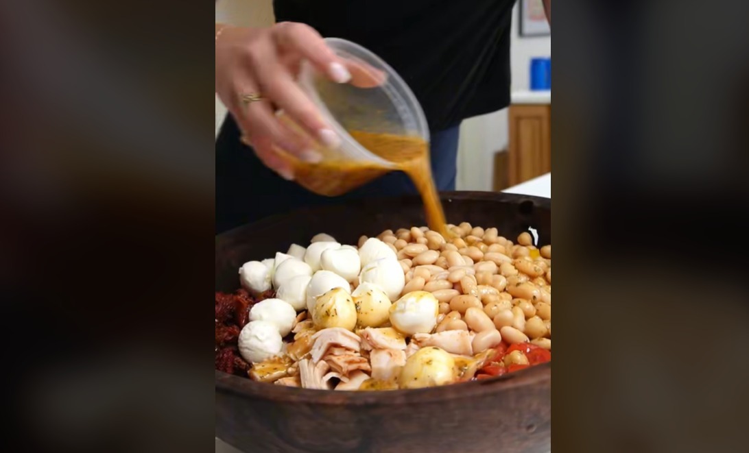 Rețetă de „salată densă de fasole” / Sursa foto: captură video TikTok