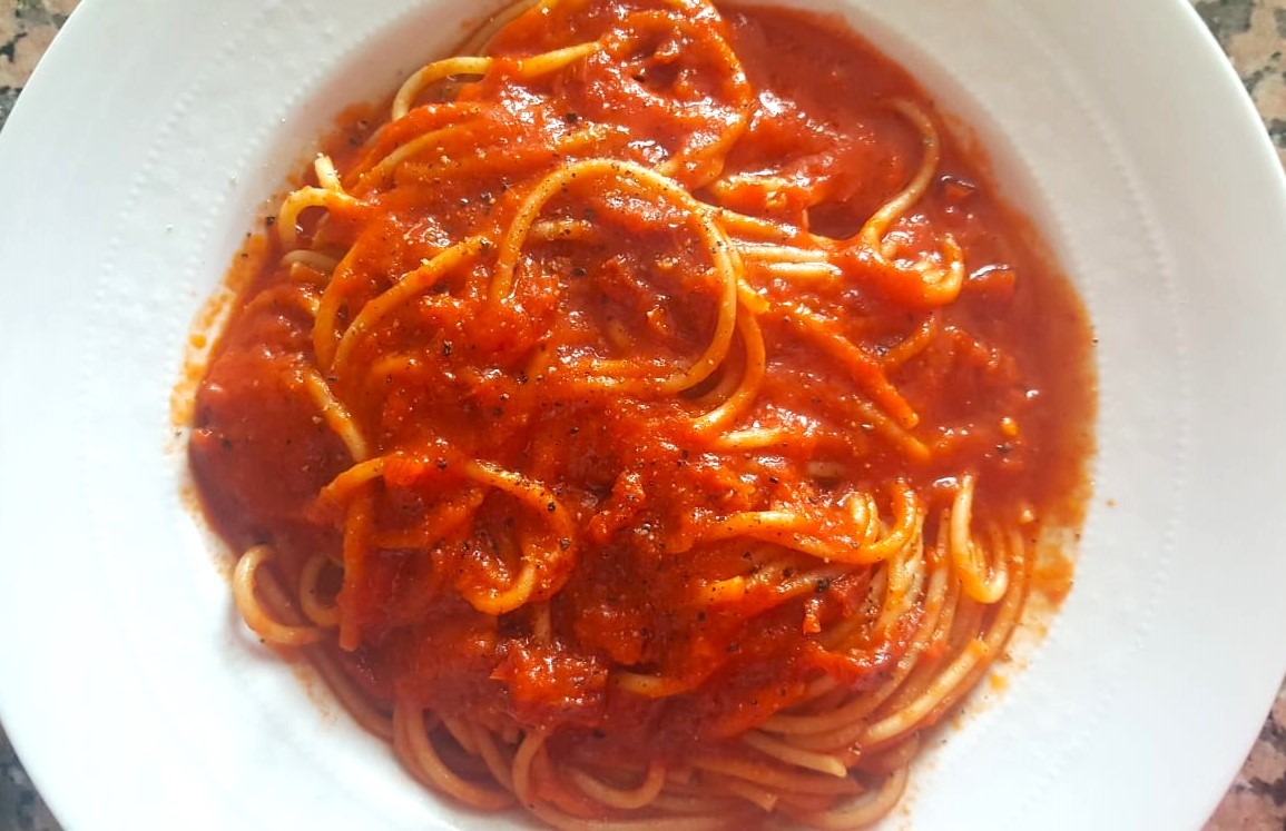 spaghetti cu sos de ardei, reteta de paste, reteta de paste cu sos de ardei si rosii, spaghetti cu ardei si rosii, reteta vegana, reteta de paste de post, reteta de post, sos de ardei si rosii pentru paste