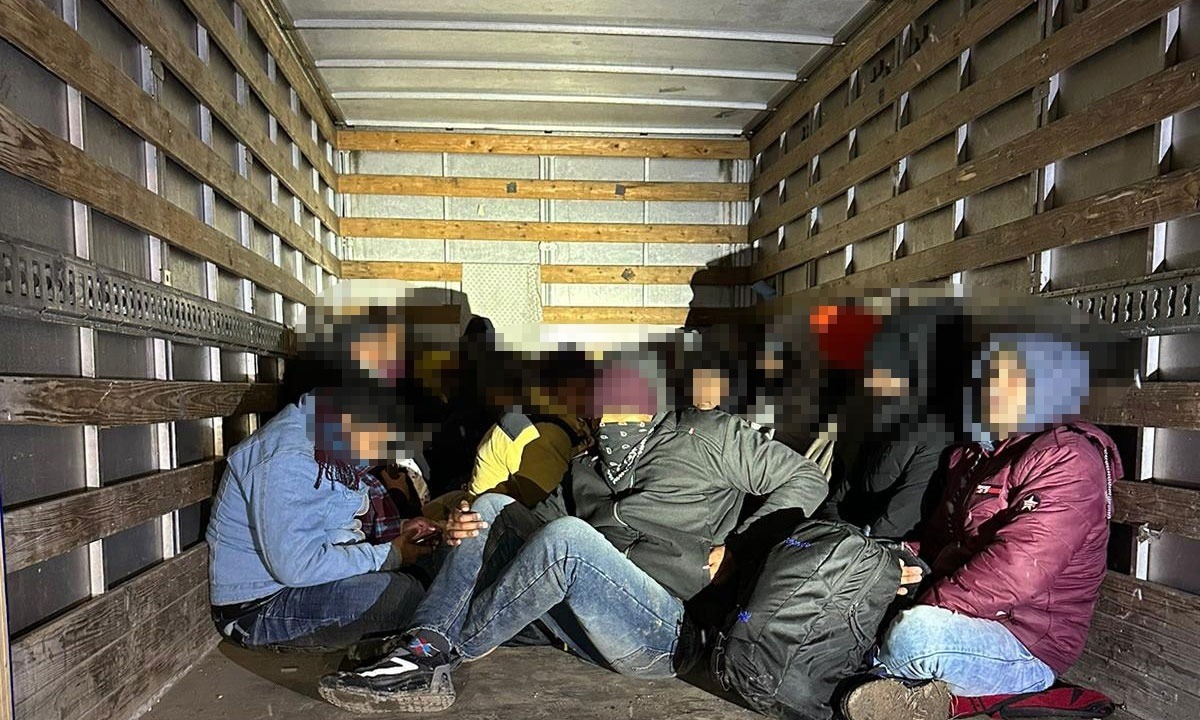 Un tir cu conserve tranporta migranti clandestini