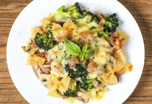 farfalle cu ciuperci si broccoli reteta de paste cu ciuperci paste cu ciuperci si broccoli paste vegane reteta de paste de post pastele de vineri seara retete cu broccoli