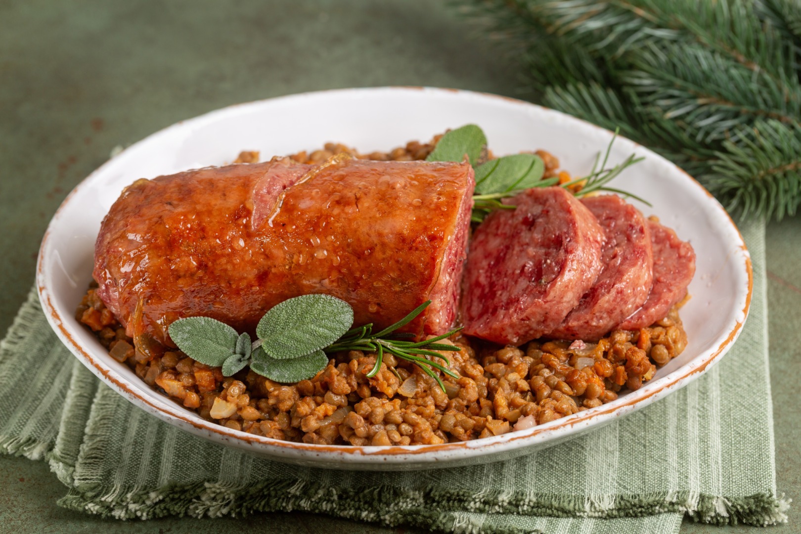 linte cu cotechino preparat traditional italian ce mananca italienii la trecerea dintre ani