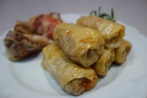 trucuri-ca-sa-iti-iasa-perfect-sarmalele-ce-trebuie-sa-pui-in-carne-ca-sa-fie-pufoase