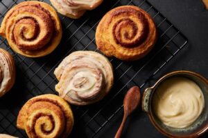 rulouri cu scortisoara ceva dulce idei de desert cinnamon rolls desert suedez rulouri cu aluat de cozonac