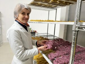 Anca Vălan este cea care produce răstăuțe maramureșene