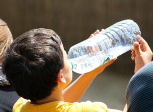 taxa-500-de-euro-daca-iti-aduci-sticla-de plastic-de-acasa-capri