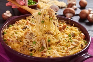 chicken tetrazzini caserola de paste cu pui si smanatana pui cu ciuperci si smantana cu paste idei de cina idei de pranz masa de familie masa cu prietenii sos bechamel