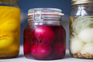 aperitiv cu oua, ouă fierte la borcan picked eggs reteta britanica oua fierte in otet