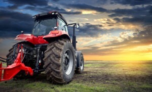 Bărbat accidentat de un tractor