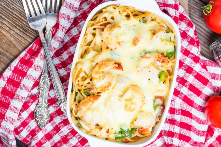 fel unic idei de cina idei de pranz paste gratinate cu creveti paste gratinate cu sos de rosii reteta italiana de paste la cuptor spaghetti gratin spaghetti gratinate cu sos de rosii si creveti