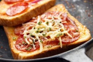 mini pizza din paine pizza pe felii de paine cum reciclezi painea uscata ce poti face cu painea uscata pizza rapide din paine