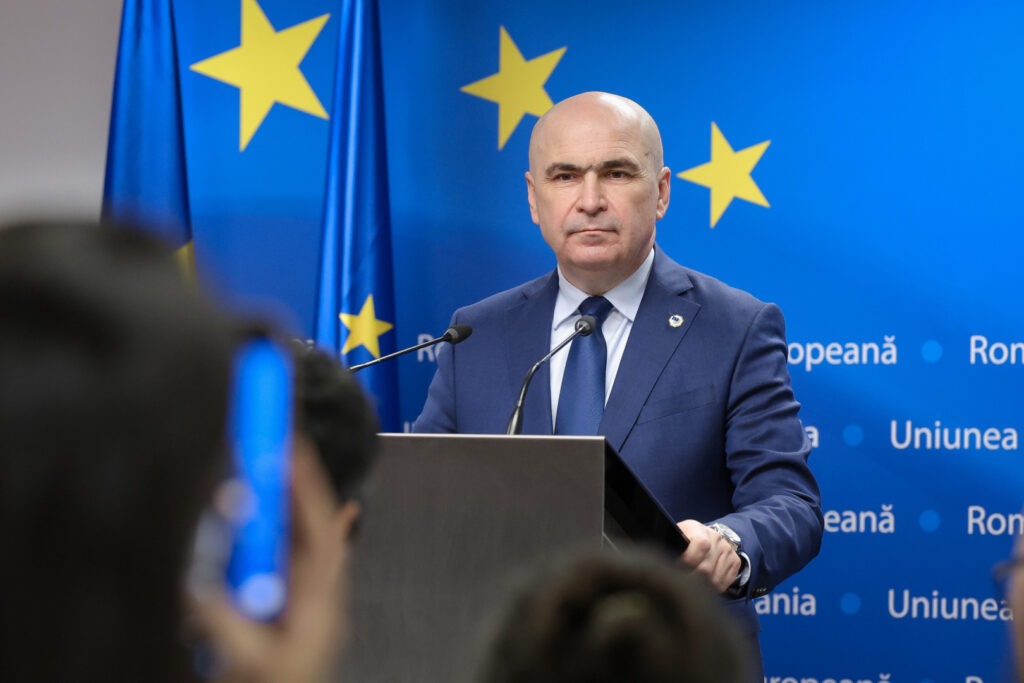 Măsuri modificate Cine datorează CASS – sume mai mici pentru anumite persoane Guvernul va elimina din persoanele exceptate de la plata contribuției de sănătate și să introducă pentru acestea o contribuție de 2.430 de lei pentru asigurare voluntară. Totuși, se modifică anumite sume de plată. Printre persoanele vizate sunt coasigurații, soț/soție/părinte care nu realizează venituri. Aceștia vor trebui să se asigure opțional la sănătate, depunând o declarație și plătind 2.430 lei, adică CASS calculată la nivelul a 6 salarii minime pe economie. Totodată, persoana de pe urma căreia beneficiau până acum de coasigurare va putea plăti opțional în plus și pentru aceștia. O modificare adusă este că anumite categorii de persoane vor trebui să plătească doar 10% din veniturile pe care le încasează de la stat. Este vorba despre persoanele aflate în concediu de creștere copil, șomerii sau cei cu venit minim de incluziune. Suma va fi reținută la sursă, de către autoritățile care acordă aceste indemnizații. Pentru aceste persoane, calitatea de asigurat la sănătate va înceta în termen de 1 lună de la data la care persoanele nu se mai încadrează în aceste categorii de asiguraţi. CASS introdus pentru pensii peste 3.000 lei – dar doar până în 2028 Guvernul a introdus contribuția la sănătate de 10% pentru pensiile care depășesc 3.000 lei. Impozitul se va calcula pentru pensiile peste această sumă pe diferența dintre pensia netă și suma de 3.000 lei. Însă o noutate este că pensionarii vor fi obligați să plătească această contribuție doar până la finalul anului 2027. Astfel, pensionarii vor fi din nou exceptați de la plata contribuției sociale de sănătate pentru veniturile din pensii realizate începând cu data de 01 ianuarie 2028. „Prevederile articolului II referitoare la obligațiile fiscale privind contribuția de asigurări sociale de sănătate datorată pentru veniturile din pensii se aplică veniturilor aferente perioadei cuprinsă între 01 august 2025 și 31 decembrie 2027.” Se majorează taxele pentru industria de pariuri Guvernul a crescut mai dur taxarea pentru industria jocurilor de noroc, față de variantele anterioare ale proiectului. Se majorează taxele pentru industrie astfel: Pentru pariuri mutuale – tradiționale: 25% din veniturile din jocuri de noroc, realizate la nivelul organizatorului, dar nu mai puțin de: 144.000 euro (varianta anterioară: creștere de la 21% la 23%, nu mai puţin de: 120.000 euro) Pentru pariuri în cotă fixă – tradiționale: 25% din veniturile din jocuri de noroc, realizate la nivelul organizatorului, dar nu mai puțin de: 240.000 euro (varianta anterioară: creștere de la 21% la 23%, nu mai puţin de: 200.000 euro). Pentru pariuri în contrapartidă – tradiționale: 25% din veniturile din jocuri de noroc, realizate la nivelul organizatorului, dar nu mai puțin de: 240.000 euro (varianta anterioară: creștere de la 21% la 23%, dar nu mai puţin de: 200.000 euro) Pentru fiecare mijloc de joc tip slot-machine: i. slot-machine clasa A: 6.000 euro. (varianta anterioară: 5.800 euro) Pentru jocurile de noroc la distanță clasa 1: 30% din veniturile din jocuri de noroc, realizate la nivelul organizatorului, dar nu mai puțin de: 480.000 euro (varianta anterioară: 27% din veniturile din jocuri de noroc, dar nu mai puţin de: 400.000 euro) Pentru jocurile de noroc la distanță clasa a 3-a: 30% din veniturile din jocuri de noroc, realizate la nivelul organizatorului, dar nu mai puțin de: 480.000 euro (varianta anterioară: 27% din veniturile din jocuri de noroc, dar nu mai puţin de: 400.000 euro) Taxa de viciu pentru jocurile de noroc caracteristice slot-machine și pentru videoloterie (VLT): 1.000 euro/post autorizat/an, care se achită de organizator lunar (nemodificat) Pentru jocurile de tip loto cu excepția videoloteriei: 8% aplicată asupra venitului din jocuri de noroc ale operatorului licențiat (varianta anterioară: 6,5% aplicată asupra venitului din jocuri de noroc ale operatorului licenţiat) Pentru jucători, impozitul pe veniturile din jocuri de noroc rămâne de 4%, varianta mai blândă Astfel, Guvernul va majora de la 3% la doar 4% impozitul pe câștiguri din jocuri de noroc de până la 10.000 de lei, după cum prevede proiectul adoptat vineri de Executiv și trimis către Parlament. Inițial, Guvernul dorea o majorare de la 3% la 10% a impozitului pe câștiguri din jocuri de noroc. Totodată, pentru câștiguri între 10.000 de lei și 66.750 lei, impozitul crește la „400 + 20% pentru ceea ce depăşeşte suma de 10.000”, de la „300 de lei + 20% pentru ceea ce depășește suma de 10.000”, în prezent. Inițial, proiectul Guvernului prevedea o creștere la „1.000 de lei + 20% pentru ceea ce depășește suma de 10.000”. Și taxarea câștigurilor peste 66.750 va crește doar la „11.750 + 40% pentru ceea ce depăşeşte suma de 66.750”, de la „11.650 + 40% pentru ceea ce depăşeşte suma de 66.750”, în prezent. Varianta inițială prevedea că va crește la „12.350 + 40% pentru ceea ce depăşeşte suma de 66.750”. Măsură nouă: Subvenție diminuată pentru partide În anul 2026, subvenţia alocată partidelor politice se diminuează cu 40% faţă de nivelul acordat în anul 2024. Bursă pentru mame minore Guvernul introduce o bursă lunară de 700 de lei pentru mamele minore reintegrate într-o unitate de învăţământ, pe perioada desfăşurării activităţilor didactice, cu condiţia frecventării orelor de curs. Măsuri nemodificate Se majorează TVA – ce produse și servicii vor avea cote reduse Proiectul majorează cota de TVA la 21%. Totuși, vor avea o cotă redusă de 11% următoarele: medicamente de uz uman, alimente, inclusiv băuturi, destinate consumului uman și animal, animale și păsări vii din specii domestice (cu excepția băuturilor alcoolice; băuturilor nealcoolice care se încadrează la codul NC 2202; alimentelor cu zahăr adăugat, al căror conţinut total de zahăr este de minimum 10 g/100 g produs, altele decât laptele praf pentru nou-născuţi, sugari şi copii de vârstă mică; suplimentelor alimentare); alimentarea cu apă şi de canalizare; livrarea apei pentru irigaţii în agricultură; livrarea de îngrăşăminte şi pesticide de tipul celor utilizate în mod normal în producţia agricolă, şi prestările de servicii de tipul celor utilizate în mod normal în producţia agricolă; livrarea de îngrăşăminte chimice şi de pesticide chimice; livrarea de manuale şcolare, cărţi, ziare şi reviste, pe suport fizic şi/sau pe cale electronică; serviciile constând în permiterea accesului la castele, muzee, case memoriale, monumente istorice, monumente de arhitectură şi arheologice, grădini zoologice şi botanice; livrarea către persoanele fizice de lemn de foc; livrarea către persoane juridice, inclusiv şcoli, spitale, dispensare medicale şi unităţi de asistenţă socială, de lemn de foc; livrarea de energie termică în sezonul rece, livrarea locuinţelor ca parte a politicii sociale; cazarea în cadrul sectorului hotelier sau al sectoarelor cu funcţie similară, inclusiv închirierea terenurilor amenajate pentru camping; serviciile de restaurant şi de catering. Impozitul pe dividende majorat Impozitul pe dividende va crește de la 10% la 16%. Impozitul pe dividende se declară și se plătește la bugetul de stat, până la data de 25 inclusiv a lunii următoare celei în care se plătește dividendul.” Impozit majorat pe veniturile băncilor Crește de la 2% la 4% impozitul datorat de băncile din România, pentru perioada 1 iulie 2025 – 31 decembrie 2026 inclusiv. Pentru băncile cu cotă de piață mai mică de 0,2%, impozitul se menține la 2%, pentru perioada 1 iulie 2025 – 31 decembrie 2026 inclusiv. Dispar facilitățile de TVA pentru locuințe Proiectul elimină facilitățile de TVA pentru tranzacțiile imobiliare. Nu se vor mai putea achiziționa locuințe cu cotă redusă de TVA. Vor exista măsuri tranzitorii, în următorul an, în cazul în care antecontractul a fost încheiat până la 1 august 2025 și dacă locuința este livrată până la 1 august 2025. Totodată, o condiție introdusă recent pentru a mai beneficia de TVA de 9% la locuințe este un avans de 20%, plătit urgent, până la 1 august. Cresc accizele Se majorează accizele, la 1 august 2025 și respectiv, la 1 ianuarie 2026, pentru alcool și băuturi alcoolice, benzină și motorină. Corelativ, pentru benzină și motorină, se propune ca în perioada 1 ianuarie 2026 – 31 decembrie 2026 să nu se actualizeze cu creşterea preţurilor de consum din ultimele 12 luni. Accizele se majorează astfel: – majorarea nivelului accizelor, la 1 august 2025 și respectiv, la 1 aprilie 2026, pentru băuturile nealcoolice cu zahăr adăugat pentru care nivelul total de zahăr este cuprins între 5 g – 8 g/100 ml și pentru băuturile nealcoolice cu zahăr adăugat pentru care nivelul total de zahăr este peste 8 g/100 m – majorarea nivelului accizelor, la 1 august 2025, pentru produsele din tutun prelucrat, pentru produsele care conțin tutun, destinate inhalării fără ardere și pentru produsele destinate inhalării fără ardere, care conțin înlocuitori de tutun, cu sau fără nicotină; – majorarea nivelului accizelor, la 1 august 2025 și respectiv, la 1 aprilie 2026 pentru lichidul cu sau fără nicotină; – instituirea, de la 1 august 2025, a unui nivel de acciză pentru vinurile liniștite, similar cu cel aplicat vinurilor spumoase, respectiv de 76,19 lei/hl; – instituirea, de la 1 august 2025, a unui nivel de acciză pentru cidru de mere și pere, hidromel și băuturi fermentate liniștite din fructe de pădure, similar cu cel aplicat celorlalte băuturi fermentate spumoase, respectiv de 76,19 lei/hl; De asemenea, prin proiectul de act normativ se stabilește nivelul accizei specifice la țigarete, aplicabil în perioada 1 august 2025 -31 martie 2026, inclusiv, care este de 576,360 lei/1.000 ţigarete. Sporul pentru fonduri europene se diminuează, dar doar la 40% Guvernul va modifica modul de acordare a sporului pentru implementarea de proiecte finanțate din fonduri europene. În prezent, acest spor este în valoare de 50% din venituri. O variantă inițială a proiectului propunea tăierea acestuia până la 35%. Acum, Guvernul a decis să taie mai puțin din spor și să îl reducă doar până la 40%. Salariile din sectorul public și pensiile îngheață, până la final de 2027 Se propune continuarea aplicării în anul 2026 a unora dintre măsurile care vizează limitarea cheltuielilor aprobate în anii anteriori. Se propune menținerea în anul 2026 a cuantumului brut al salariilor de bază/soldelor de funcție/salariilor de funcție/indemnizaţiilor de încadrare lunară de care beneficiază personalul plătit din fonduri publice, din administrația centrală și locală, precum și a indemnizațiilor aferente funcțiilor de demnitate publică și funcțiilor asimilate acestora, prevăzute în anexa nr. IX la Legea-cadru nr. 153/2017, la nivelul acordat pentru luna decembrie 2025; Se propune menținerea în anul 2026 a cuantumului sporurilor, indemnizaţiilor, compensaţiilor, primelor şi al celorlalte elemente ale sistemului de salarizare care fac parte, potrivit legii, din salariul brut lunar cel mult la nivelul cuantumului acordat pentru luna decembrie 2025, în măsura în care personalul ocupă aceeași funcție și își desfășoară activitatea în aceleași condiții. Munca suplimentară se compensează cu timp liber corespunzător, în anul 2026. Nu se compensează în bani, la încetarea raporturilor de muncă sau de serviciu, concediile neefectuate aferente anului 2026. Nu se acordă în anul 2026 biletele de valoare, cu excepţia tichetelor de creşă, și nici premii, bonusuri sau alte drepturi de natură similară. Nu se finanțează, în anul 2025, cheltuieli aferente transportului la plecarea/întoarcerea din concediul de odihnă a personalului. Se mențin în anul 2026 anumite categorii de drepturi de care beneficiază personalul militar, polițiștii și polițiștii de penitenciare, care nu fac parte din solda lunară brută/salariul brut, la nivelul lunii decembrie 2025. Se menține în anul 2025 cuantumul compensaţiei băneşti, respectiv al alocaţiei valorice pentru drepturile de hrană, valoarea financiară anuală a normelor de echipare şi valoarea financiară a drepturilor de echipament se menţin în plată la nivelul acordat pentru luna decembrie 2025. Numărul maxim de posturi finanțat în anul 2026 din fonduri publice de către instituțiile și autoritățile publice, indiferent de modul de finanțare și subordonare va fi stabilit astfel încât să se asigure plata integrală a drepturilor de natură salarială acordate în condițiile legii cu încadrarea în cheltuielile de personal. Începând cu data de 1 ianuarie 2026 se suspendă ocuparea prin concurs sau examen a posturilor vacante sau temporar vacante, cu excepţia posturilor unice din instituţiile şi autorităţile public. Prin excepţie, ordonatorii principali de credite, în cazuri temeinic justificate, pot aproba ocuparea unui procent de maximum 15% din totalul posturilor vacantate în anul 2026, numai în condiţiile încadrării în cheltuielile de personal aprobate prin buget, la nivel de ordonator principal de credite, pe fiecare sursă de finanțare în parte. Nu se acordă ajutoare, plăți compensatorii la pensionare. Se propune interzicerea, în anul 2026, a achiziţionării, preluării în leasing sau închirierii de autoturisme, mobilier şi aparatură birotică, de către autoritățile și instituțiile publice, indiferent de modul de finanțare și subordonare. Se propune ca, în anul 2026, întreg personalul plătit din fonduri publice să beneficieze numai de diurna stabilită potrivit prevederilor Hotărârii Guvernului nr. 714/2018 privind drepturile şi obligaţiile personalului autorităţilor şi instituţiilor publice pe perioada delegării şi detaşării în altă localitate, precum şi în cazul deplasării în interesul serviciului, cu modificările ulterioare În anul 2026, pensiile de serviciu stabilite în condiţiile legii nu se actualizează cu rata medie anuală a inflaţiei. În anul 2026 se propune menținerea la nivelul de 81 lei a punctului de referință în funcție de care se calculează cuantumul pensiilor. În anul 2026 valoarea indicatorului social de referinţă se menţine la nivelul stabilit pentru luna decembrie 2025. În anul 2026 studenţii înmatriculaţi la forma de învăţământ cu frecvenţă în instituţiile de învăţământ superior acreditate beneficiază de tarif redus cu 90% pentru transportul intern auto şi pentru transportul intern feroviar la toate categoriile de trenuri, clasa a II-a, doar pe distanţa/rutele dintre localitatea de domiciliu şi localitatea în care se află instituţia de învăţământ superior la care studentul este înmatriculat În anul 2026 studenţii înmatriculaţi la forma de învăţământ cu frecvenţă în instituţiile de învăţământ superior acreditate beneficiază de tarif redus cu 90% pe mijloacele de transport local în comun şi transportul cu metroul, în localitatea în care îşi are sediul instituţia de învăţământ superior la care studentul este înmatriculat. În anul 2026, începând cu 1 ianuarie, instituțiile și autoritățile acordă anual vouchere de vacanţă în cuantum de 800 lei, în perioada 1 ianuarie 2024 – 31 decembrie 2026, personalului ale cărui salarii de bază lunare nete sunt de până la 6.000 lei. În perioada 1 ianuarie 2026 – 31 decembrie 2026pentru personalul militar, poliţiştii, poliţiştii de penitenciare şi personalul civil din instituţiile publice de apărare, ordine publică şi securitate naţională ale căror solde de funcţie/salarii de funcţie/salarii de bază nete acordate în luna prestării serviciilor turistice sunt de până la 6.000 lei lunar inclusiv, se decontează valoarea serviciilor turistice prestate de orice structură de primire turistică clasificată aflată pe teritoriul României, achiziţionate direct sau prin intermediul unei agenţii de turism licenţiate, în limita a 800 lei. Măsuri pentru limitarea unor programe de finanțare Se reglementează măsuri privind derularea în anul 2025 a proiectelor finanțate prin Programul naţional de dezvoltare locală etapa I și etapa a II-a, Programul național de investiții ”Anghel Saligny” și Programul național de construcții de interes public sau social. Se propune ca în anul 2025, de la data intrării în vigoare a prezentei legi, prin derogare de la prevederile art. 15 din Ordonanța de urgență a Guvernului nr. 65/2023 pentru aprobarea Programului național de dezvoltare și susținere a industriei alimentare INVESTALIM aferent perioadei 2023 – 2026, Ministerul Agriculturii și Dezvoltării Rurale să nu emită acorduri noi pentru finanțare în cadrul Programului „INVESTALIM”. Se propune ca în anul 2025, de la data intrării în vigoare a prezentei legi, prin derogare de la prevederile art. 22 din Ordonanța de urgență a Guvernului nr. 68/2023 pentru aprobarea și finanțarea Programului național pentru dezvoltarea producției interne de produse și materiale de construcții, aprobată cu modificări prin Legea nr.39/2024, cu completările ulterioare, Ministerul Economiei, Digitalizării, Antreprenoriatului și Turismului să nu emită acorduri noi de finanțare în cadrul Programului „CONSTRUCTPLUS”. Impact bugetar Măsurile aplicabile de la 1 august aduc venituri de 10,6 miliarde lei (0,56% din PIB) în 2025 și de 33,6 miliarde lei (1,65% din PIB) în 2026, dar și impact pe cheltuieli de 12,7 miliarde lei (0,67% din PIB) în 2025 și de 10,8 miliarde lei (0,52% din PIB) în 2026. În total, impactul bugetar al măsurilor aplicabile de la 1 august se ridică la 23,5 miliarde lei (1,23% din PIB) în 2025 și la 44,47 miliarde lei (2,18% din PIB) în 2026. Măsurile aplicabile de la 1 ianuarie 2026 aduc venituri în plus de 10,9 miliarde lei (0,54% din PIB) și pe cheltuieli au impact de 20,89 miliarde lei (1,03% din PIB). Impactul total al acestora este de 31,9 miliarde lei, adică 1,56% din PIB. Pachetul de măsuri fiscale pregătit de Guvernul Bolojan va avea, așadar, un impact mai mare asupra cetățenilor și mediului privat, de unde statul va colecta în plus venituri de 44,55 miliarde lei – 2,19% din PIB, în timp ce impactul reducerilor de cheltuieli va fi de 31,73 miliarde lei – 1,56% din PIB.