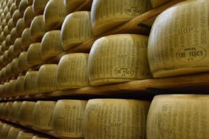 Parmigiano-Reggiano-Guiness-Book-18.000-de-forme-desfacute-in-acelasi-timp