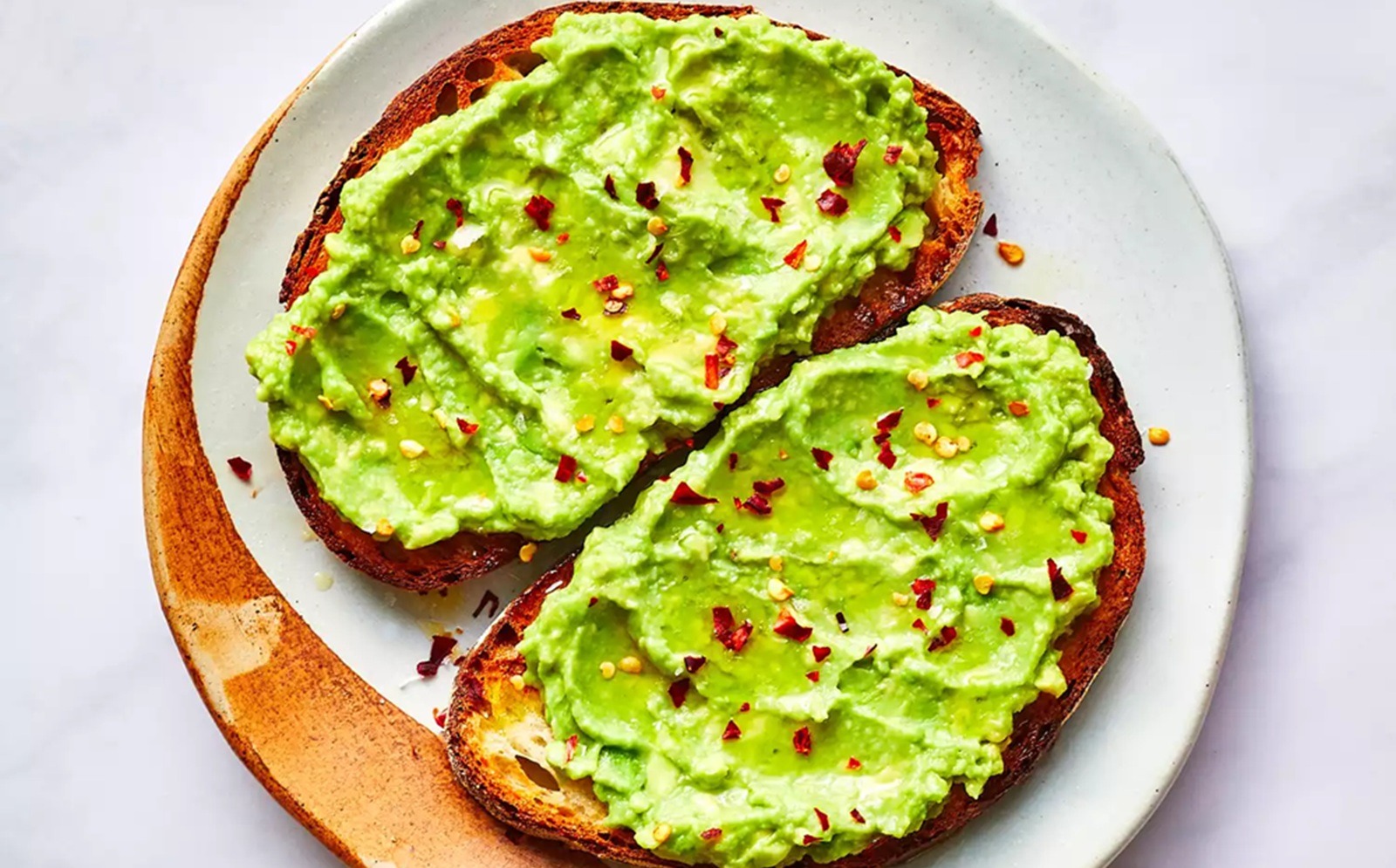 Toast cu avocado, rețetă de mic dejun