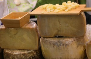 Parmezanul este o sursă foarte bună de proteine