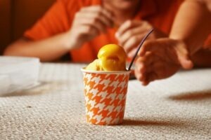 Înghețată de piersici cu doar trei ingrediente