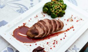 Spaniolii cresc consumul de carne de porc; o nouă fabrică de cârnați în Iowa