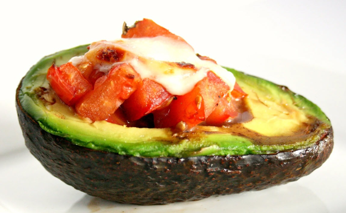 avocado umplut cu branza, avocado la cuptor, sos de rosii cu usturoi, retetele juanitei
