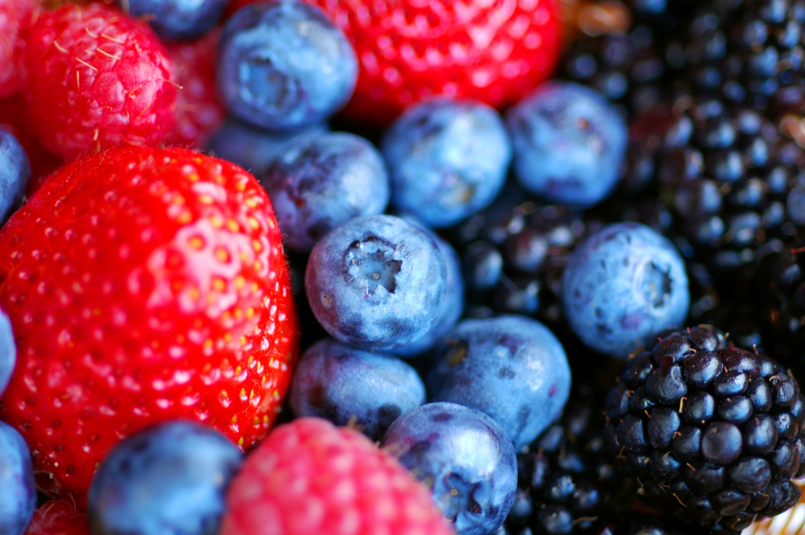 Antioxidanții naturali protejează organismul de efectele microplasticlor