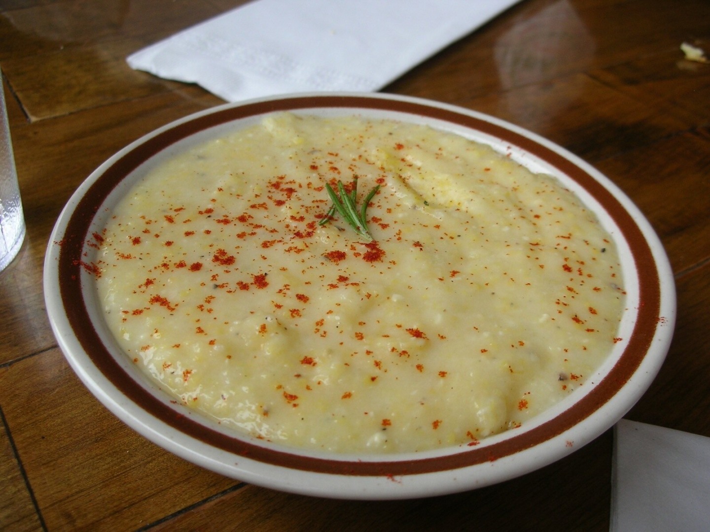 O farfurie cu grits, fugi de porumb