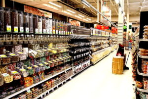 Interiorul unui magazin cu produse alimentare