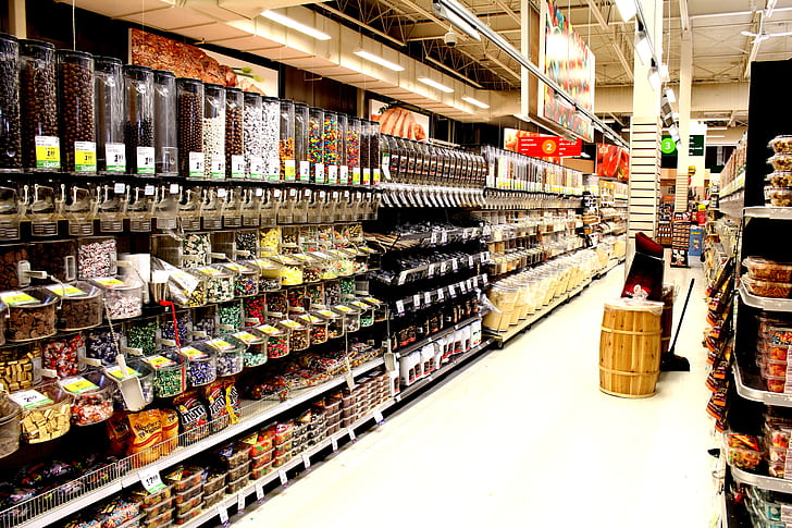 Interiorul unui magazin cu produse alimentare