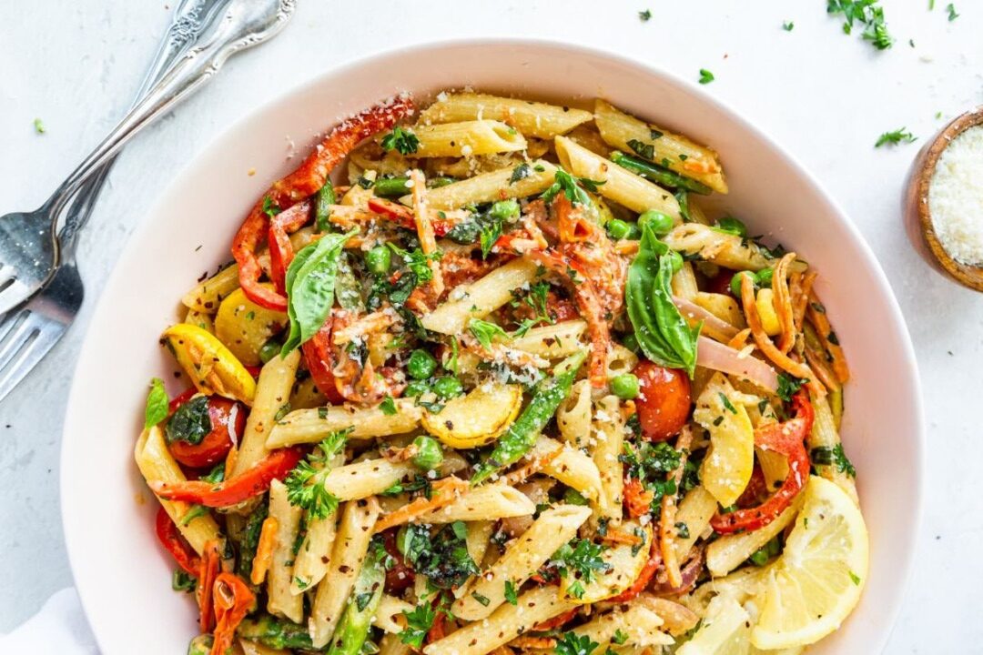 paste primavera, cu ardei, morcovi, mazare, unt si parmezan
