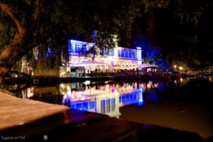 reprezentantii restaurantului Chios din Cluj cauta o minge semnata de Generatia de aur furata din local