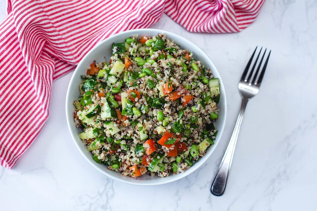 Salată de edamame cu quinoa și avocado