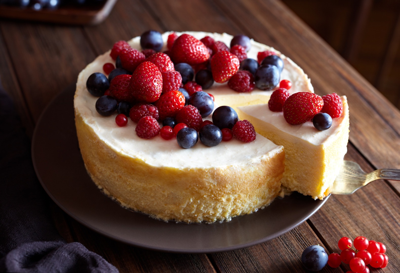 Cheesecake cremos cu mascarpone, căpșuni și fructe de pădure