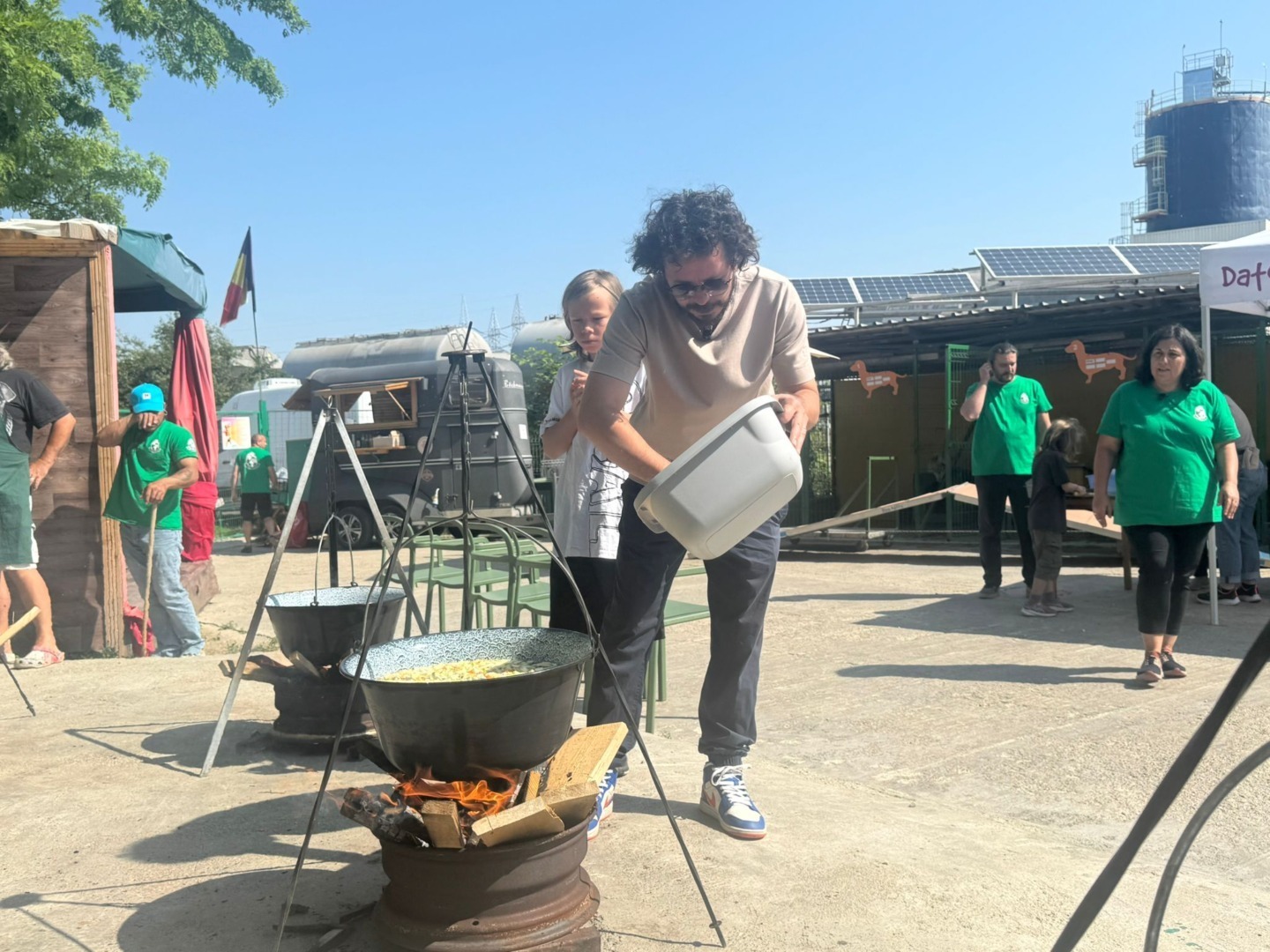 Costel Bojog, bucătar pentru câini la Adăpostul Speranța