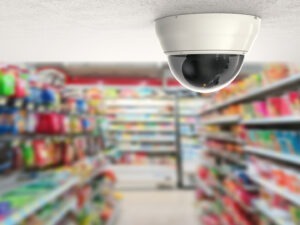 Cameră de supraveghere în magazin alimentar