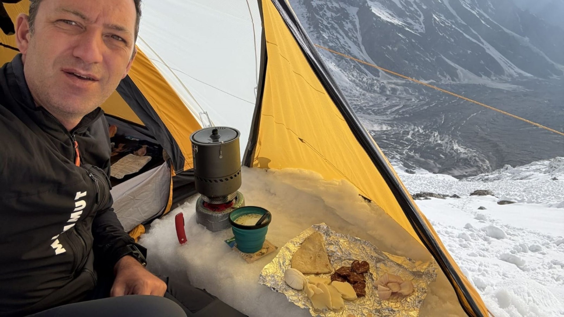 Alpinistul Horia Colibășanu mănâncă salam în noua sa ascensiune în Munții Himalya.