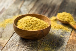 Drojdie inacitivă sau nooch, un fel de parmezan vegan