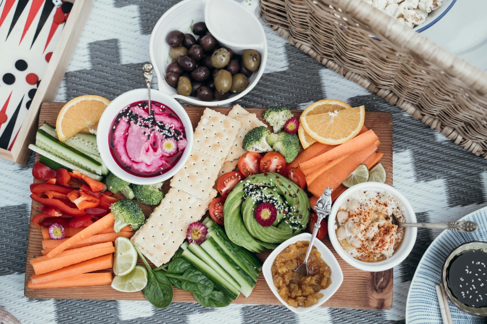 Hummus servit cu legume