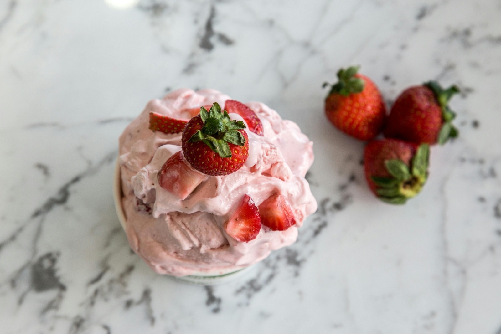 inghetata-vegana-de-capsuni-care-se-face-in-doar-cinci-minute-delicioasa-ieftina-si-plina-de-nutrienti-aceasta-inghetata-este-fara-zahar-sau-indulcitori