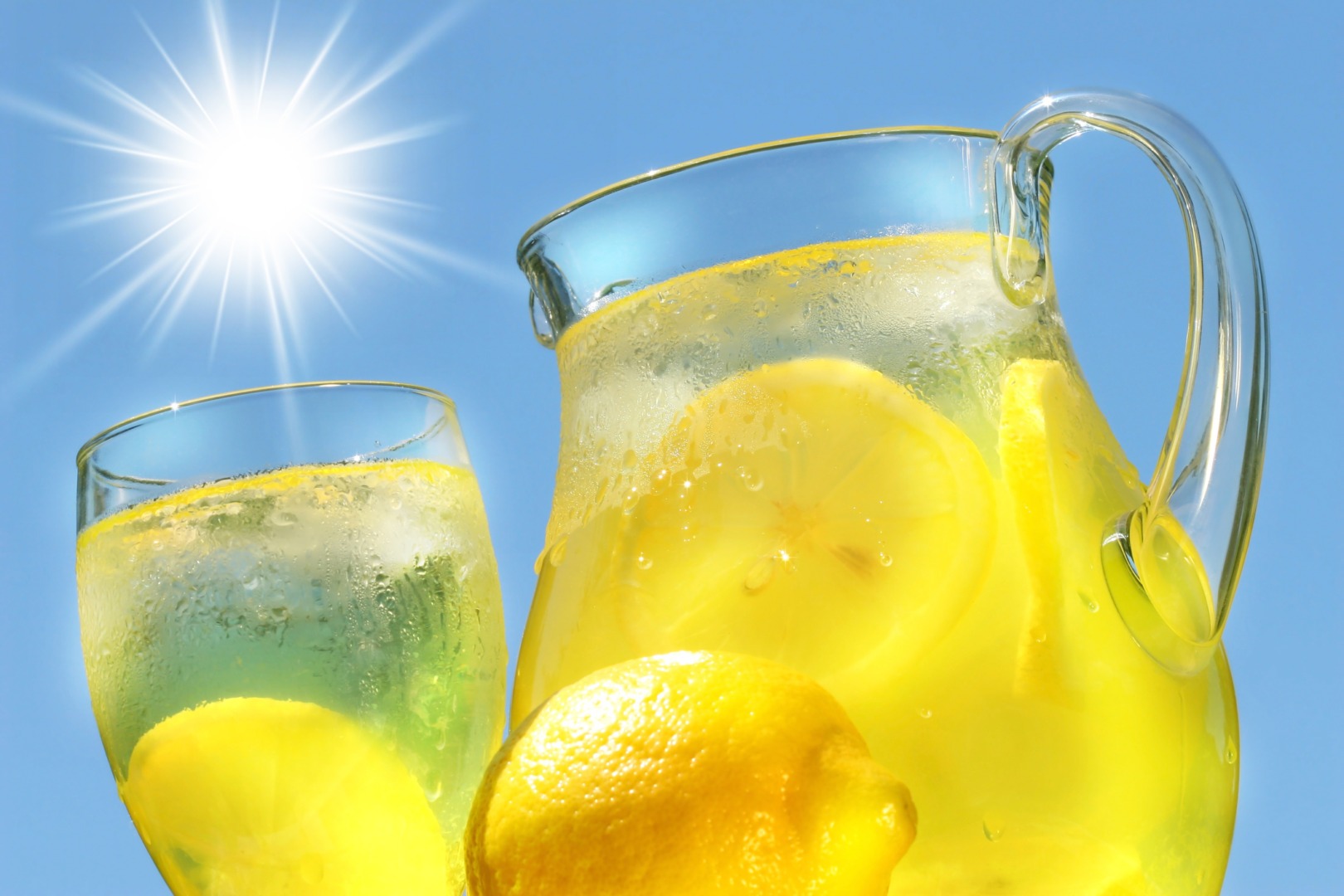 O limonadă cu coajă de lămâie și zahăr